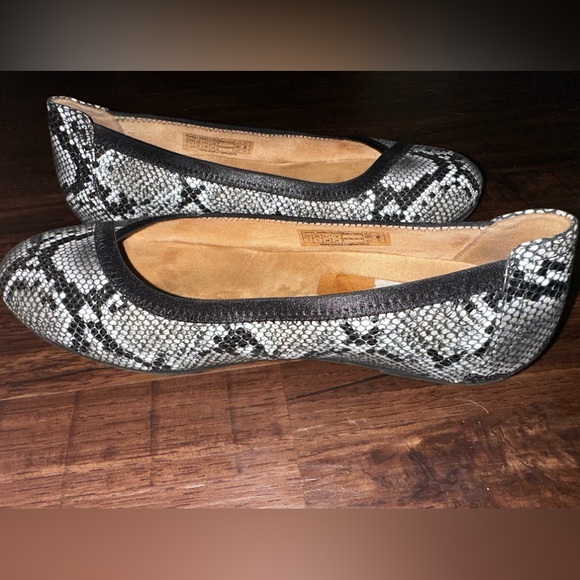 VIONIC Caroll Spark Ballet Flat Black Gray Snakeskin Size 7 Slip On Excellent! - Picture 3 of 6